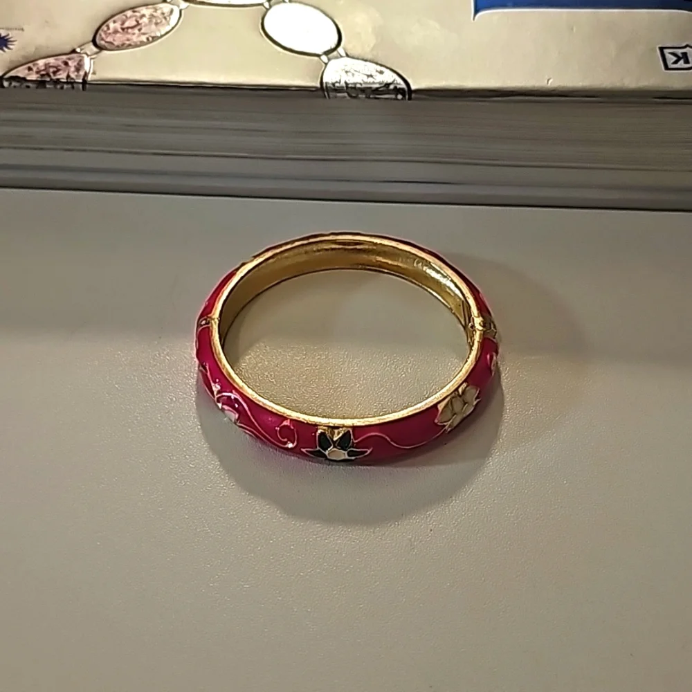 Vintage Gold Tone Enamel Flower Design Cuff Clamper Bracelet.